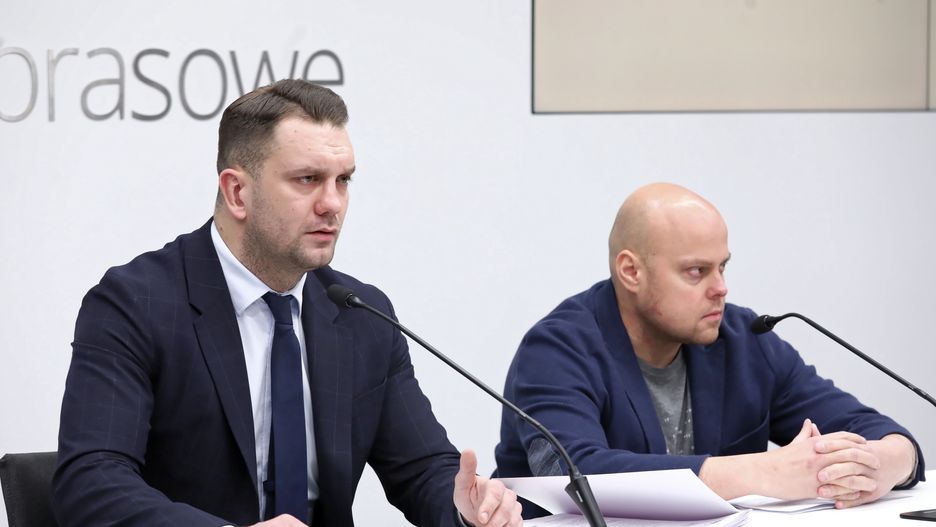 Warszawa, 08.12.2021. Poseł PiS, wiceminister sportu Łukasz Mejza (L) i były pacjent firmy farmaceutycznej wiceministra Mejzy Tomasz Guzowski (P) biorą udział w konferencji prasowej w Centrum Prasowym PAP w Warszawie, 8 bm. Konferencja dot. informacji przekazanych pod koniec listopada br. przez Wirtualną Polskę, że Łukasz Mejza założył w przeszłości firmę medyczną, która miała się specjalizować w kosztownym leczeniu nowatorskimi metodami chorych na raka, Alzheimera czy Parkinsona. Według portalu interes Mejzy nie wyszedł, za to pozostawił po sobie wielu oszukanych pacjentów i ich rodziny. (aldg) PAP/Tomasz Gzell