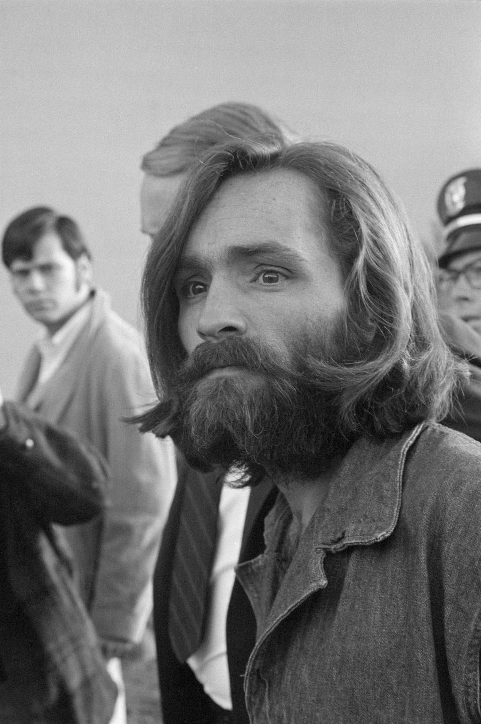 Charles Manson po przybyciu do sądu w Los Angeles