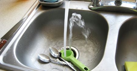 Genialny patent. Zatkaj odpływ folią aluminiową