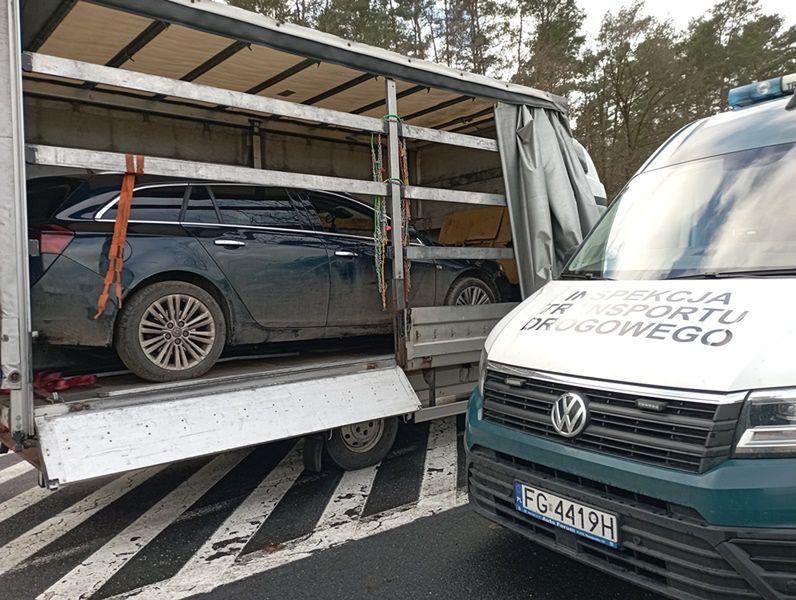 Nie dość, że ładunek był źle zabezpieczony, tak jeszcze cały bus był przeciążony