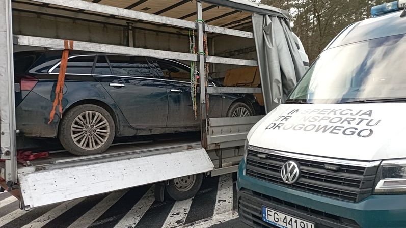 Nie dość, że ładunek był źle zabezpieczony, tak jeszcze cały bus był przeciążony