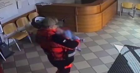 Niemowlak uratowany przez policjantkę. Wszystko nagrały kamery