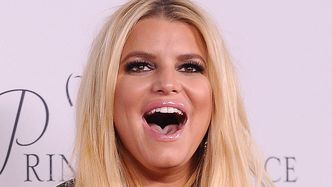 Jessica Simpson chwali się PŁASKIM BRZUCHEM i wzrusza zrzuceniem 45 kilogramów: "Płakałam z dumy" (FOTO)