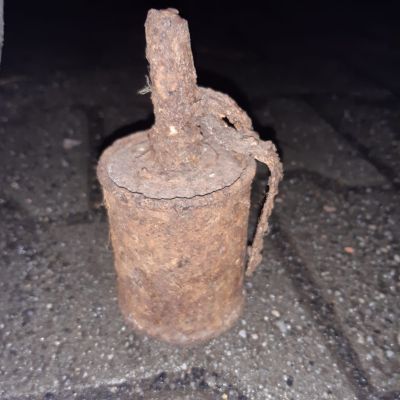 Lubań. Szukano złodziei samochodów, a znaleziono granat. Jedna osoba zatrzymana