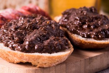 Wielu ma ciarki na sam widok. Ja dodaję rodzynki i powidła i zajadam ze smakiem