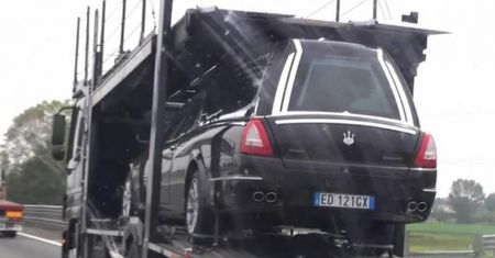 Jak przewieźć karawan Maserati? [wideo]