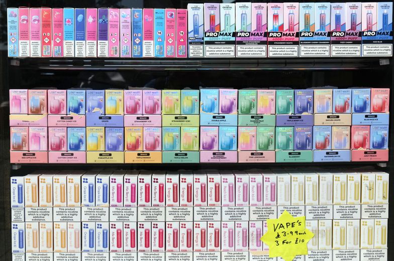 Koniec z "jednorazówkami". Resort zdrowia chce zakazu sprzedaży tych e-papierosów