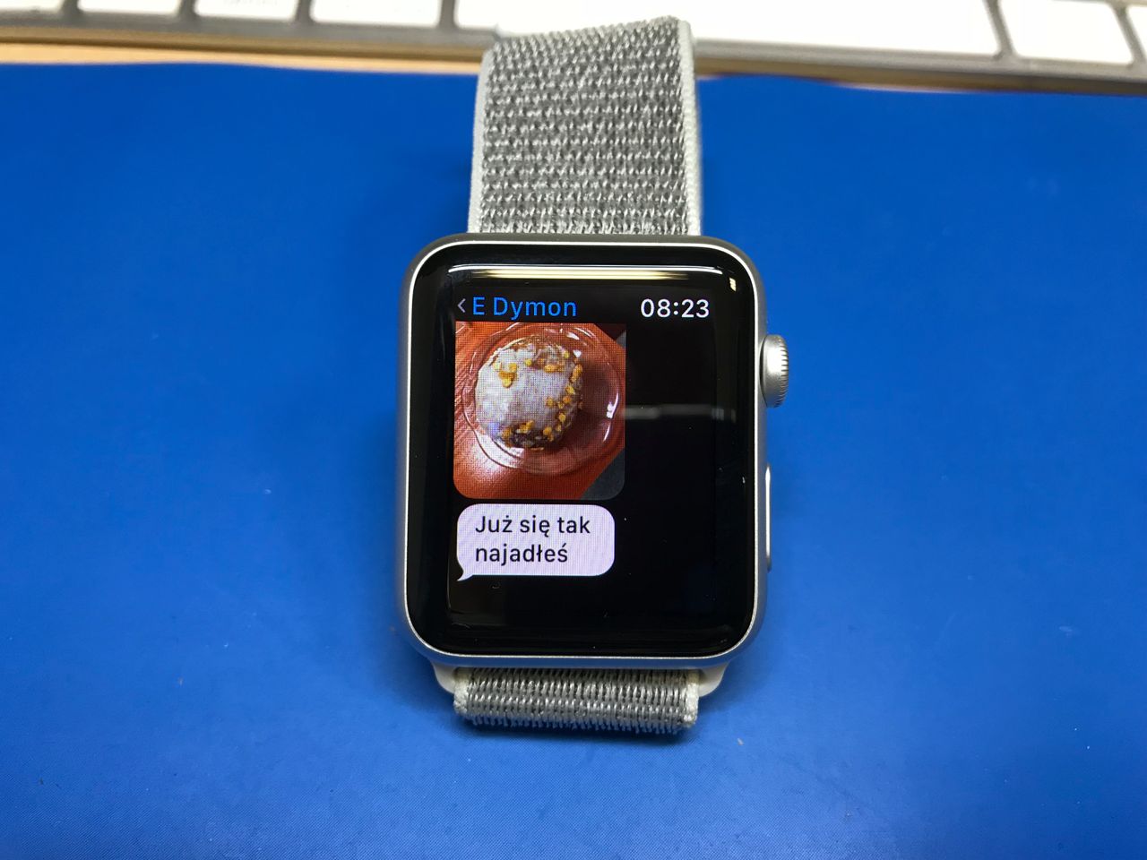 Apple Watch wyświetla wiadomości i załączniki do nich. Dzięki dobremu ekranowi, nawet na tak małym ekranie wydać, co jest na zdjęciu. Leniwi mogą podyktować odpowiedź albo skorzystać z gotowych szablonów i emoji.