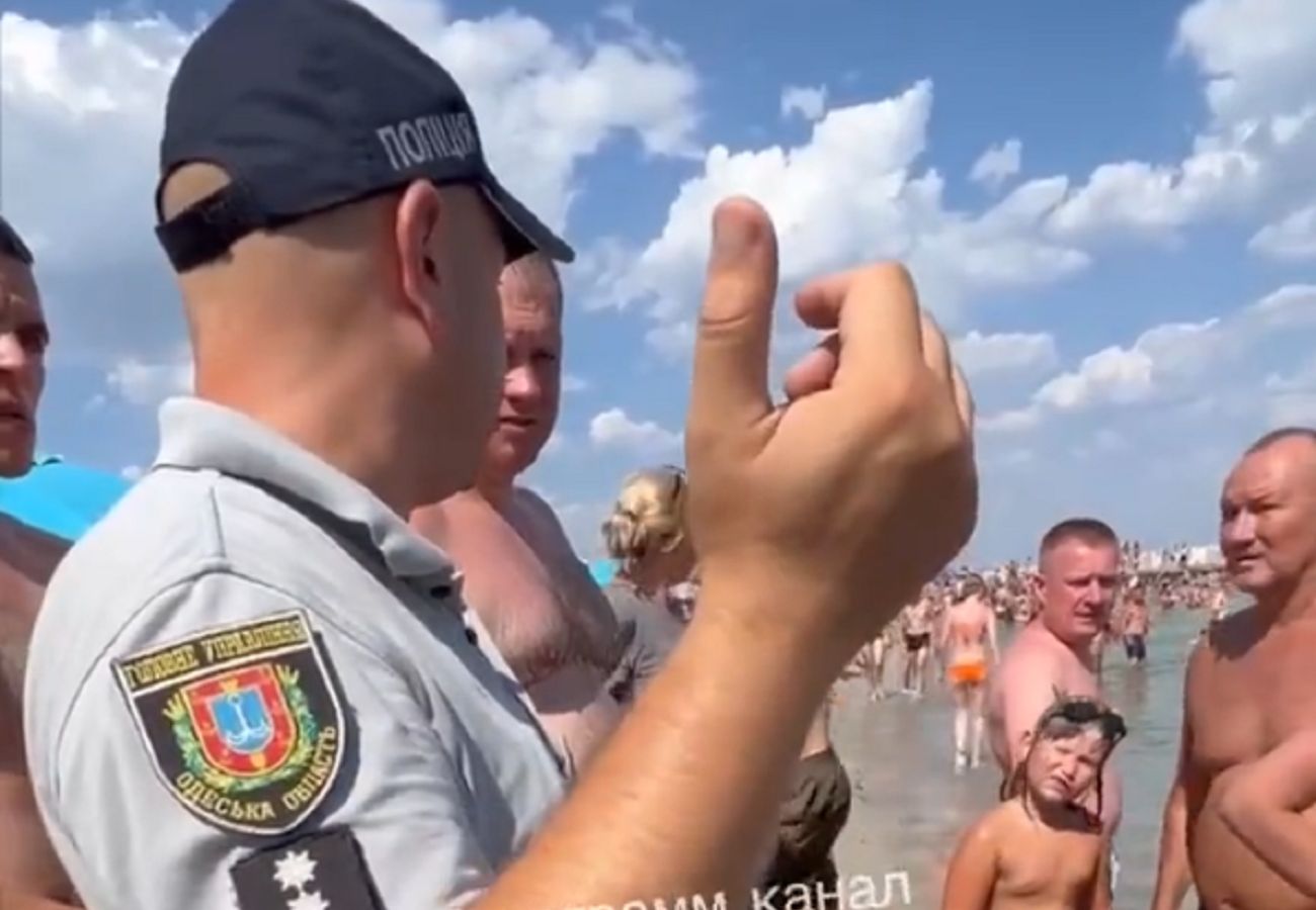 Tłumy na plażach w Odessie. Nie przeszkodziła im  mina