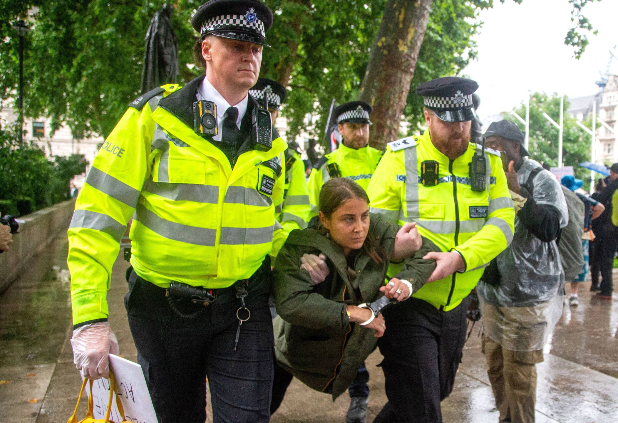 National March for Palestine in London
epa12247442 Police officers detain a protester who was holding a placard with a message supporting Palestine Action group, during the 'National March for Palestine' in London, Britain, 19 July 2025. The protest calls for an arms embargo and sanctions on Israel from the British government amid the ongoing conflict in Gaza.  EPA/TAYFUN SALCI 
Dostawca: PAP/EPA.
TAYFUN SALCI
protest, conflict, israel, gaza, palestinians