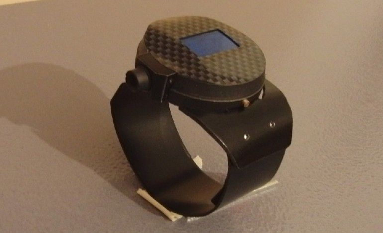 Laser Watch - zegarek jak z Jamesa Bonda. Pokaże godzinę i wypali dziurę w ścianie! 2
