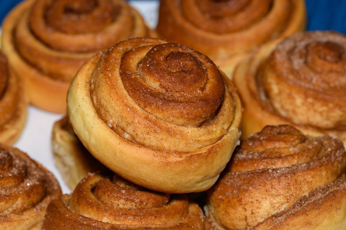 Homemade cinnamon rolls: A perfect blend of crisp and melt-in-mouth delights