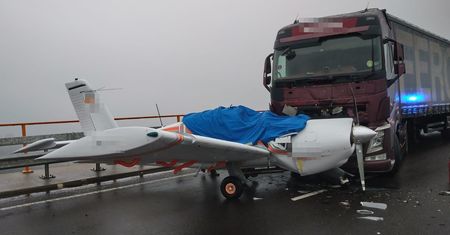 Awaryjne lądowanie na autostradzie. Samolot zderzył się z tirem
