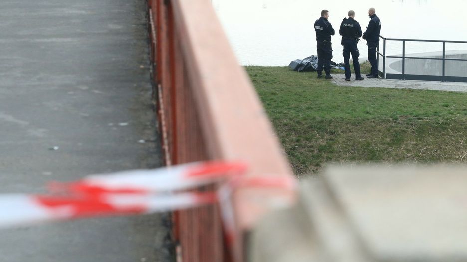 Jeleniogórskie służby interweniowały w pobliżu mostu na rzece Kamienna. Z wody wyłowiono ciało mężczyzny. / zdjęcie ilustracyjne