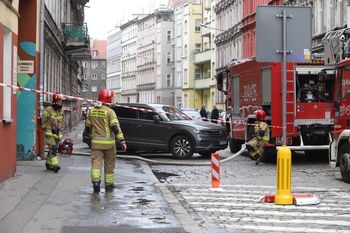 Pożar w kamienicy na Nadodrzu. Spłonęły śmieci w mieszkaniu, jedna osoba w szpitalu