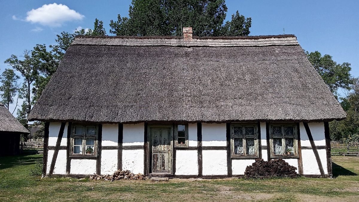 dom w muzeum wsi słowińskiej w klukach