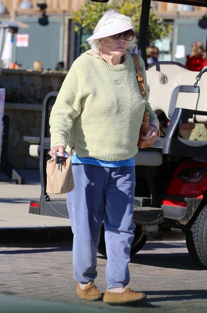 Shirley MacLaine sączy Martini na lunchu w Malibu