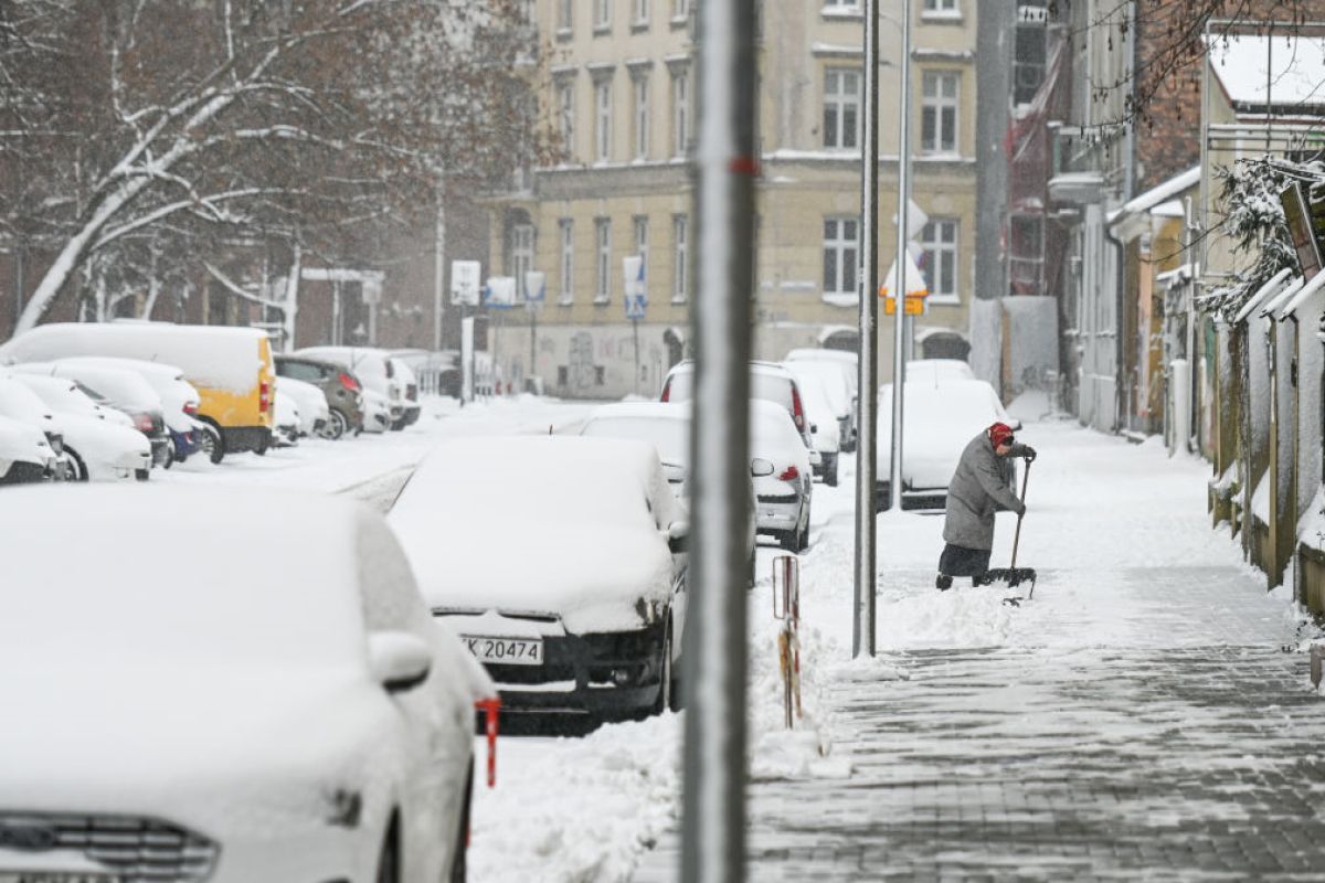 Kraków zasypany śniegiem. "Przypominamy o regularnym odśnieżaniu"