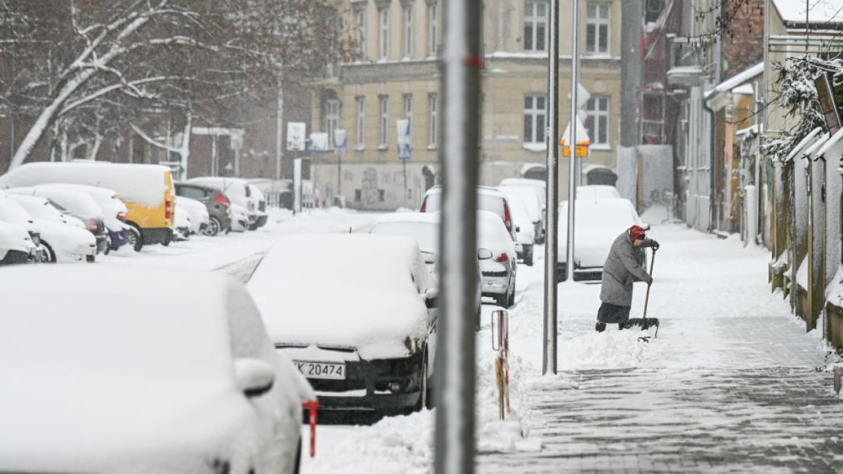 Kraków pod śniegiem. Trwa wielkie odśnieżanie