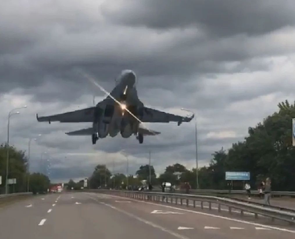 Lot na granicy rozsądku. Pilot Su-27 omal nie rozbił maszyny metry nad autostradą