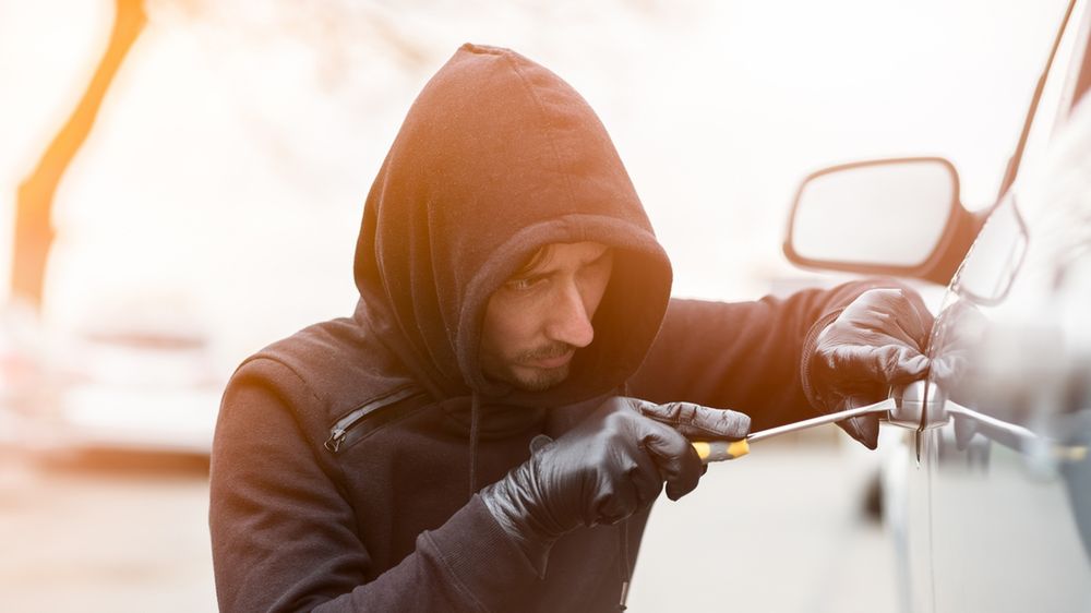 Zdjęcie złodzieja samochodu (fot. Daniel Jedzura / Shutterstock)