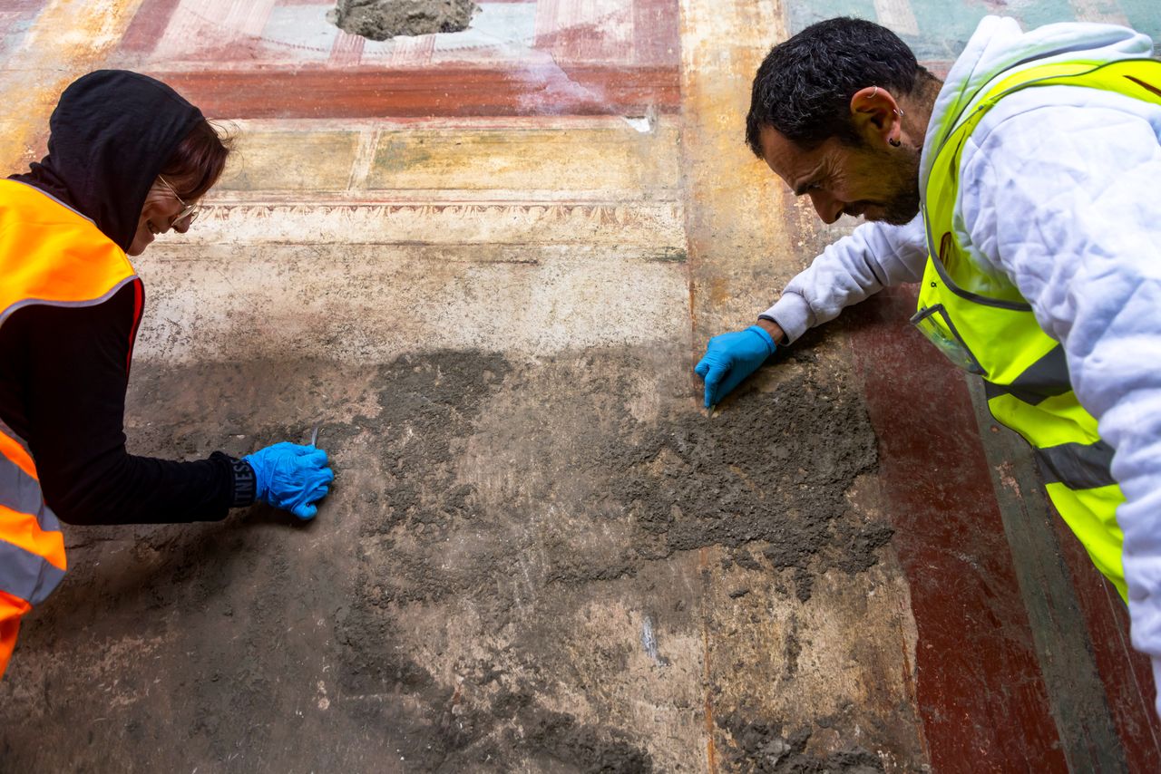 Pompeii reveals stunning frescoes 2,000 years post-Vesuvius eruption