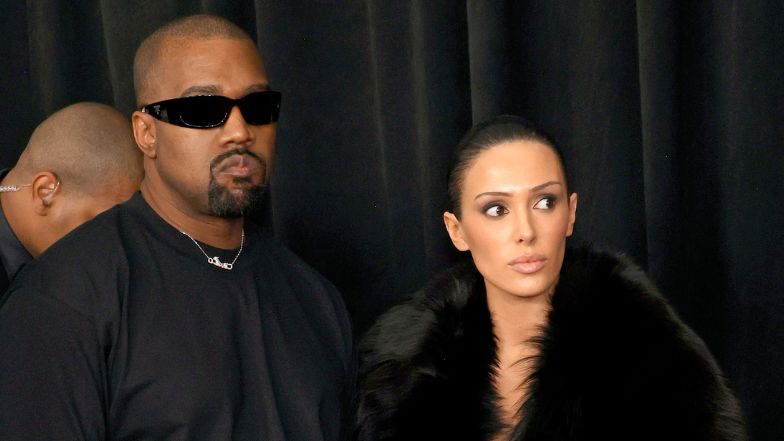 Bianca Censori pręży się przed lustrem w srebrnym lateksie