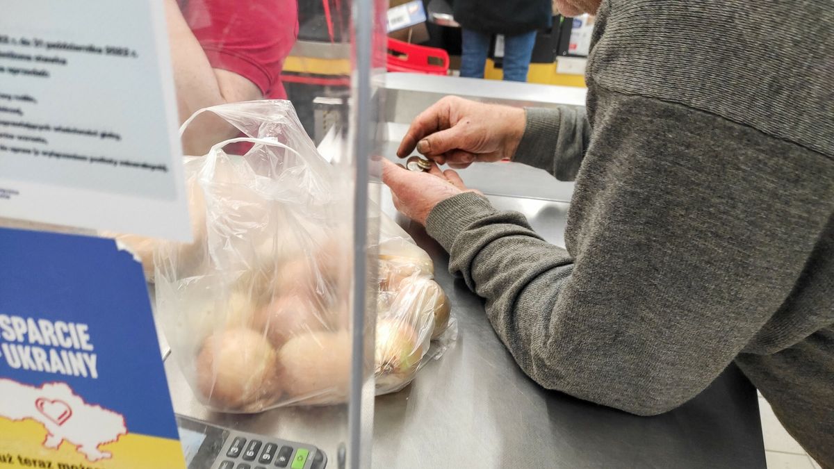 reporter_baza_2022-10
08.10.2022 Lodz. Biedronka. Zakupy spozywcze. Platnosc przy kasie gotowka. Fot. Piotr Kamionka/REPORTER
Piotr Kamionka/REPORTER