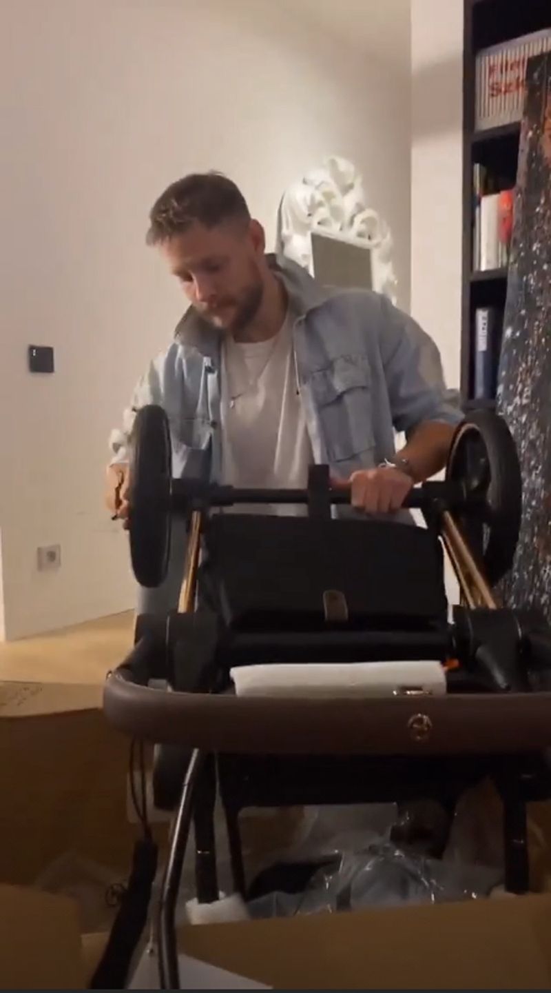 Sebastian Fabijański cieszy się z wózka
