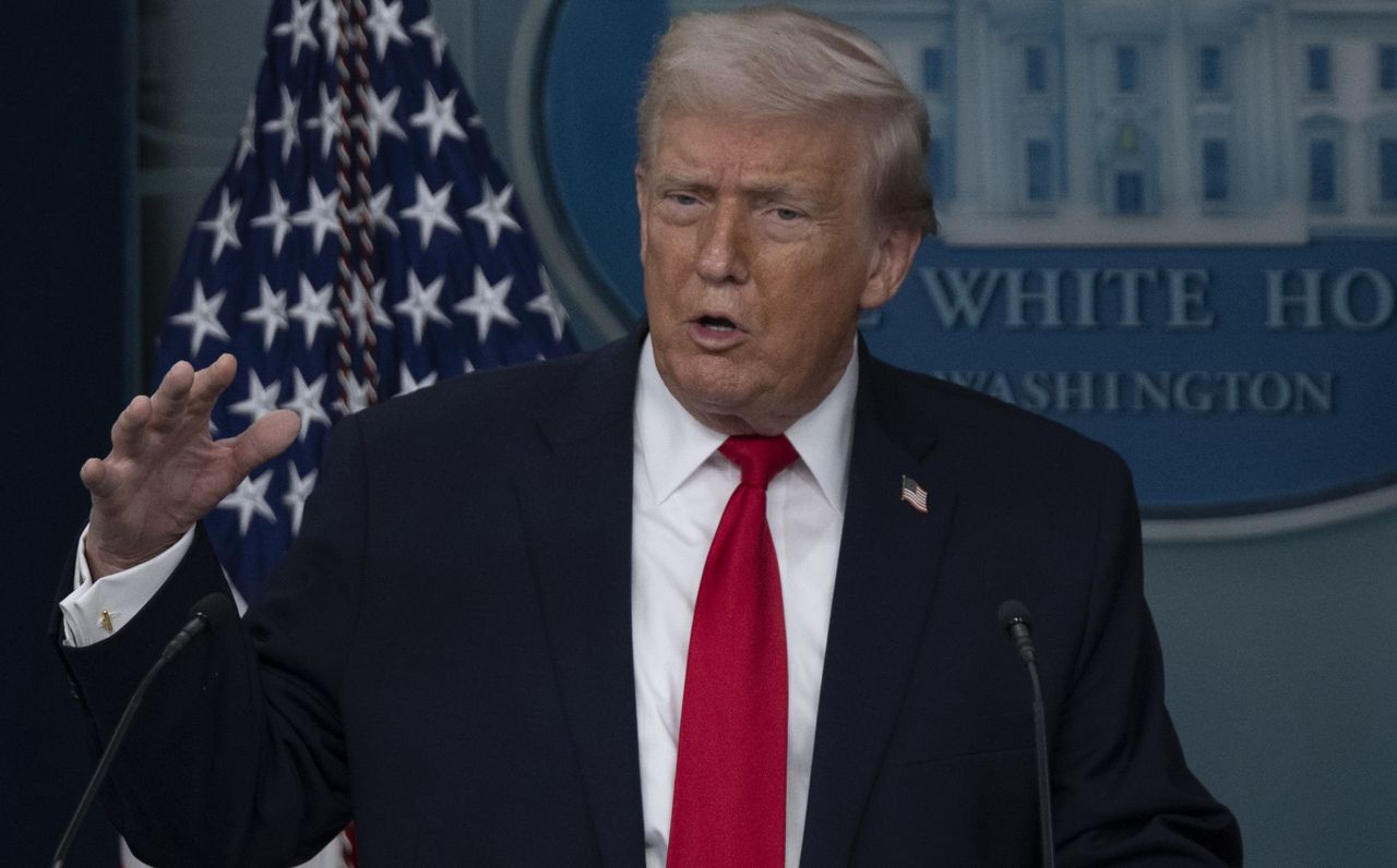 Polityczna kiełbasa Trumpa. Na oczach świata śmieszy, tumani, przestrasza [OPINIA]