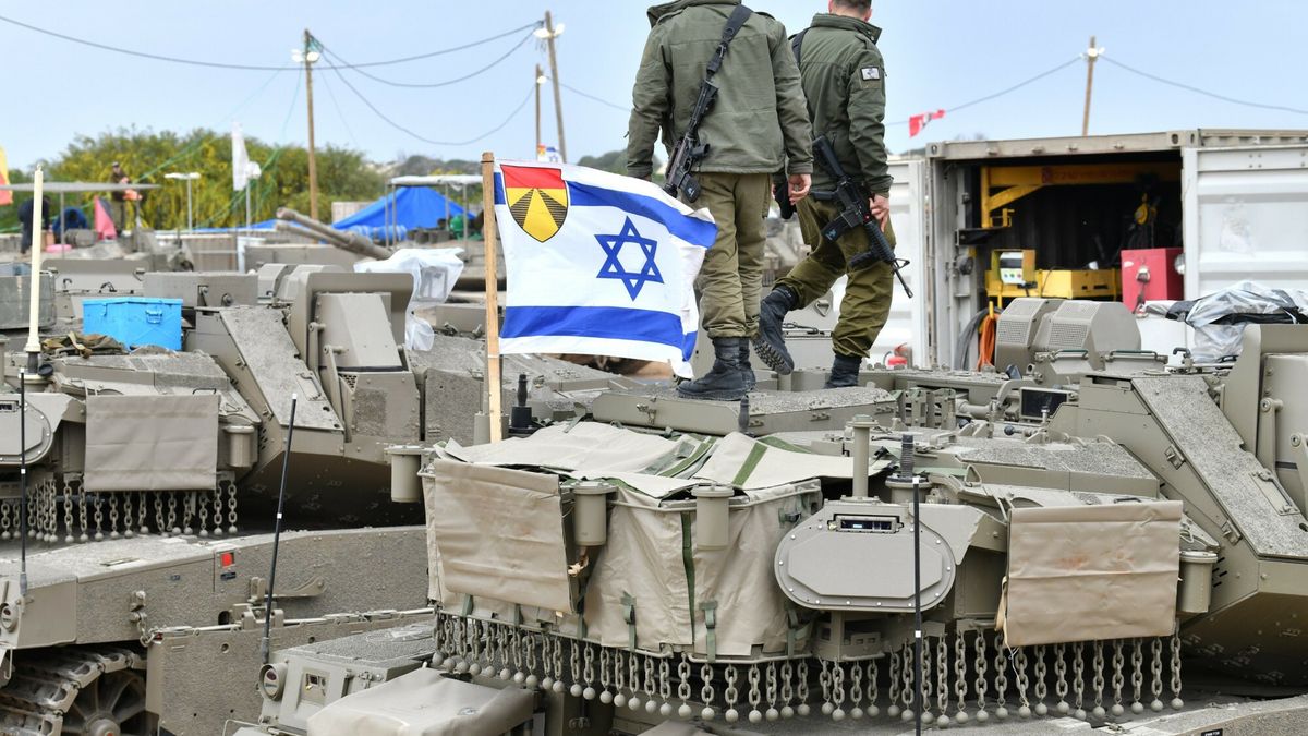 Izrael wznowi? ataki powietrzne w Gazie
(250320) -- ISRAEL-GAZA BORDER, March 20, 2025 (Xinhua) -- Israeli troops are seen near the southern Israeli border with Gaza, on March 20, 2025. The Israeli military said on Thursday its troops were expanding their ground operation in southern Gaza, advancing into the Shabura refugee camp in Rafah city. (JINI via Xinhua)
JINI