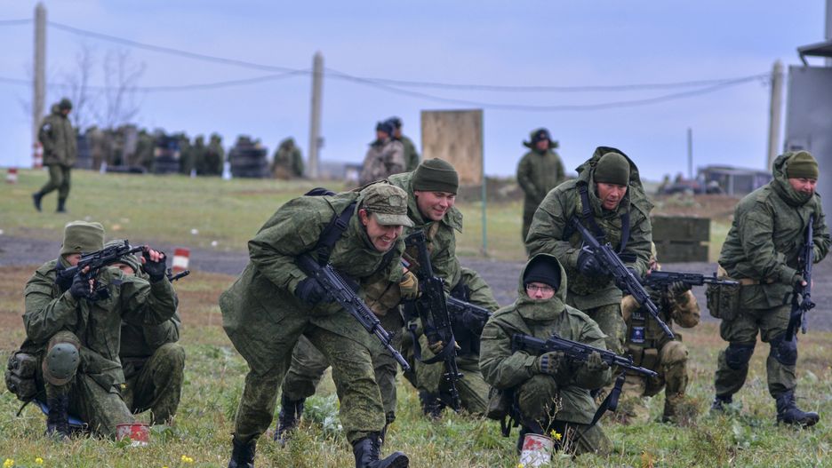 Russian conscripted men attend military training in Rostov-on-Don
epa10257504 Russian conscripts attend a military training at a ground training range in the Rostov-on-Don region in southern Russia, 21 October 2022. Russian President Putin announced in a televised address to the nation on 21 September, that he signed a decree on partial mobilization in the Russian Federation due to the conflict in Ukraine. Russian Defense Minister Shoigu said that 300,000 people would be called up for service as part of the move.  EPA/ARKADY BUDNITSKY 
Dostawca: PAP/EPA.
ARKADY BUDNITSKY