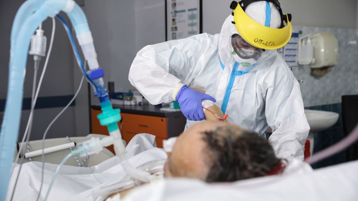 Mimo coraz większej liczby zgonów odnotowywanych przez resort zdrowia, wciąż wielu Polaków nie wierzy w pandemię