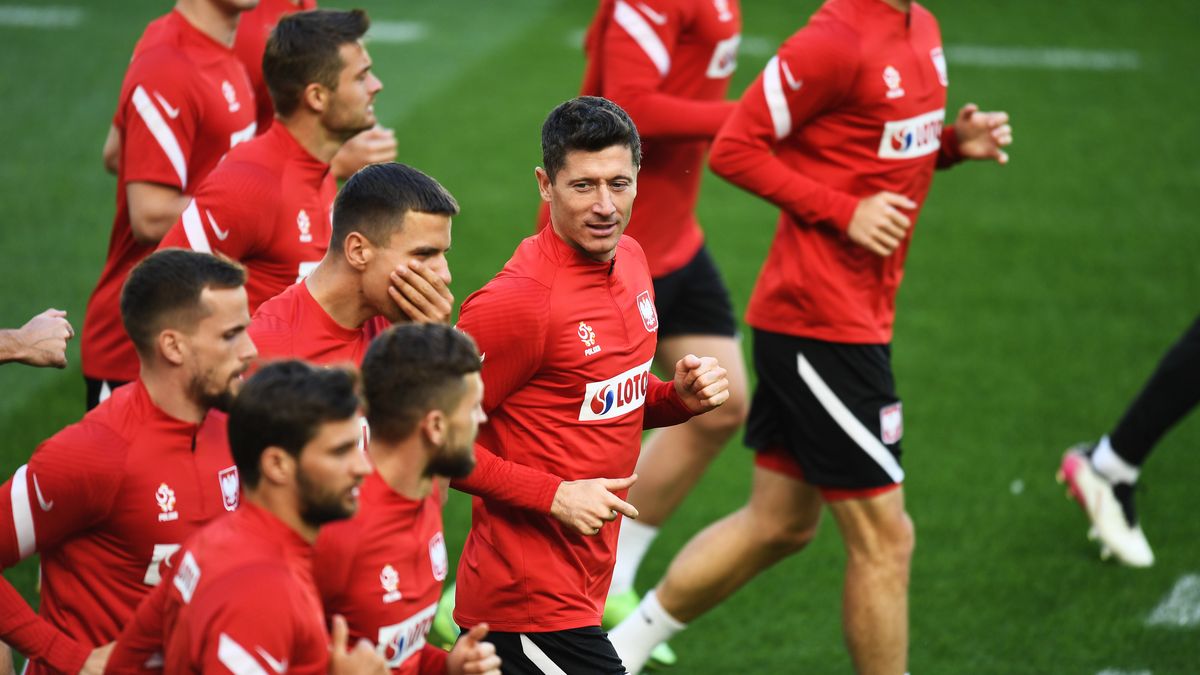 Gdańsk, 15.06.2021. Piłkarskie mistrzostwa Europy - Euro 2020. Zawodnicy piłkarskiej reprezentacji Polski podczas treningu kadry w Gdańsku, 15 bm. Polacy przygotowują sie do kolejnego meczu grupy E z Hiszpanią, który zagrają w sobotę 19 czerwca na stadionie Estadio La Cartuja w Sewilli. (js) PAP/Marcin Gadomski