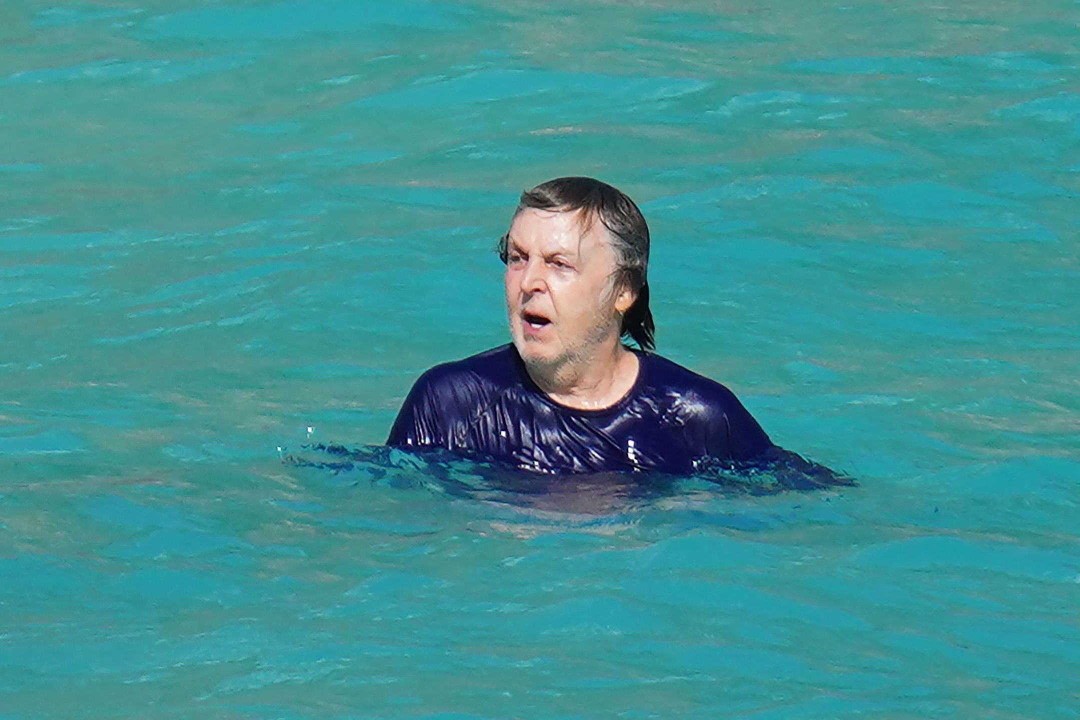 79-letni Paul McCartney i jego żona Nancy Shevell taplają się w Morzu Karaibskim