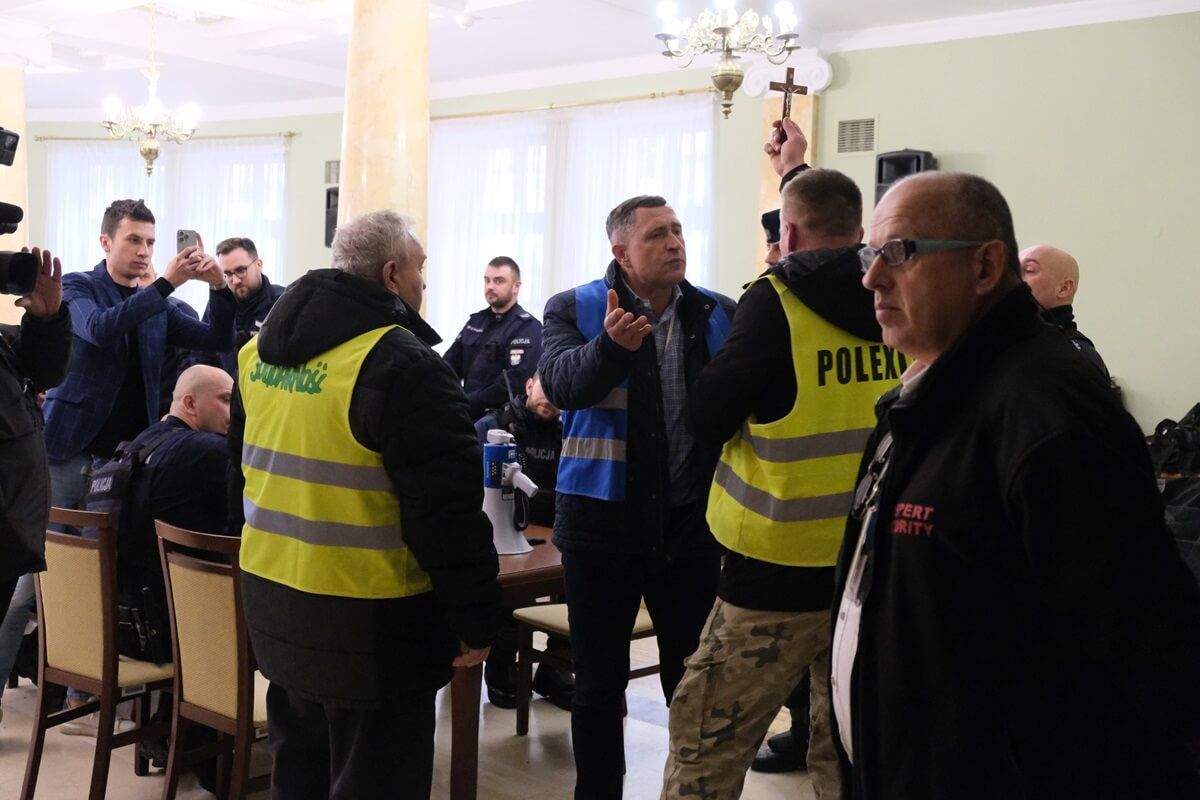 Kłótnia rolników z dyrektorem LUW Dariuszem Działo w Sali Kolumnowej