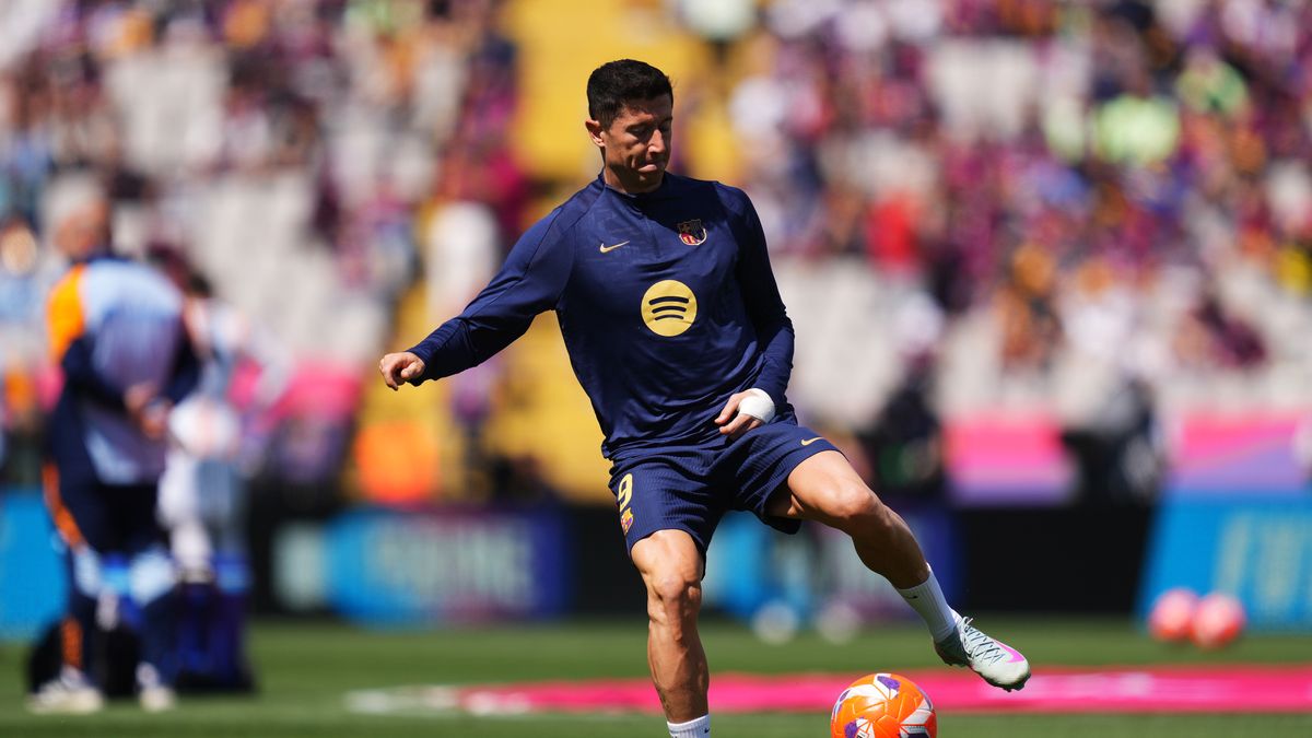 BARCELONA, SPAIN - MAY 11: Robert Lewandowski of FC Barcelona controls the ball during warm ups prior to the LaLiga match between FC Barcelona and Real Madrid CF at Estadi Olimpic Lluis Companys on May 11, 2025 in Barcelona, Spain. (Photo by Alex Caparros/Getty Images)