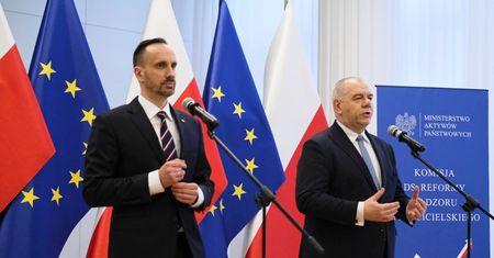 Janusz Kowalski do dymisji? Powodem budżet UE i szczepionka na COVID