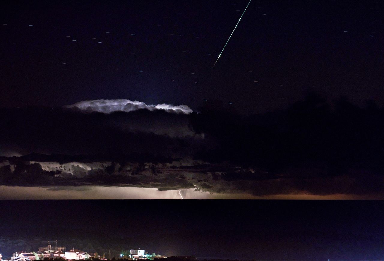 Burza nad Adriatykiem i meteor na niebie na jednym zdjęciu