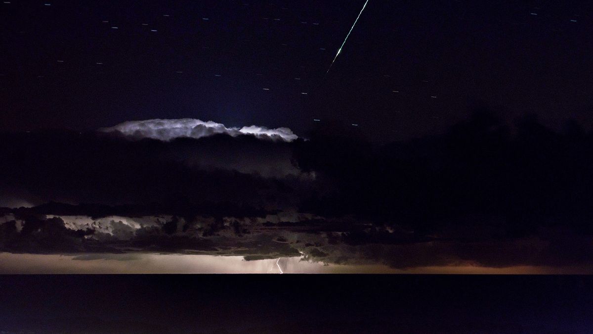 Burza nad Adriatykiem i meteor na niebie na jednym zdjęciu 1