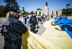 Niemcy zakazali ukraińskich symboli. Tak policjanci zwijali flagę