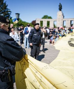 Niemcy zakazali ukraińskich symboli. Tak policjanci zwijali flagę