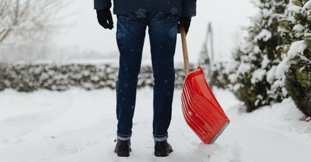 Nieodśnieżony chodnik. Co zrobić, gdy zdarzył się wypadek? Tak uzyskasz odszkodowanie