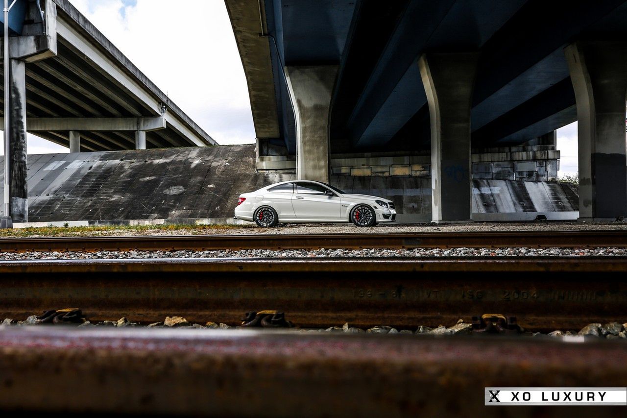 Mercedes-Benz C 63 AMG Coupé dopieszczony przez XO Luxury [galeria] 9