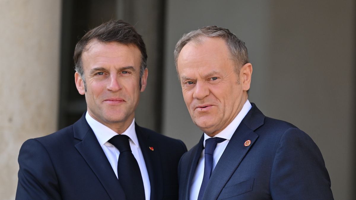 PARIS, FRANCE - MARCH 27: French President Emmanuel Macron (L) welcomes Prime Minister of Poland Donald Tusk (R) for the 'Coalition Of The Willing' summit in support of Ukraine at Elysee Palace on March 27, 2025 in Paris, France. (Photo by Mustafa Yalcin/Anadolu via Getty Images)