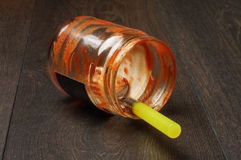 Gdzie wyrzucić brudny słoik? Niektórzy robią to źle