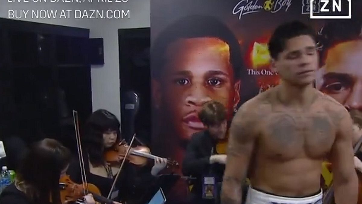 Ryan Garcia rozgrzewa się z orkiestrą w swojej szatni przed walką z Haneyem.