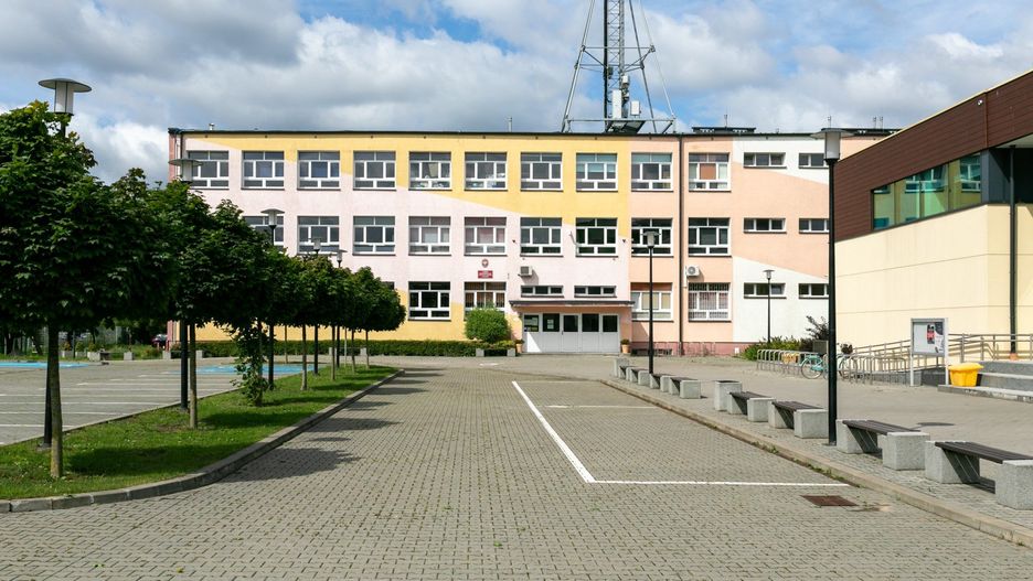 Budynek V LO im. Ignacego Jana Paderewskiego przy ul. Szarych Szeregów 4A, to jedno z najbardziej rozpoznawalnych miejsc na Kapuściskach.