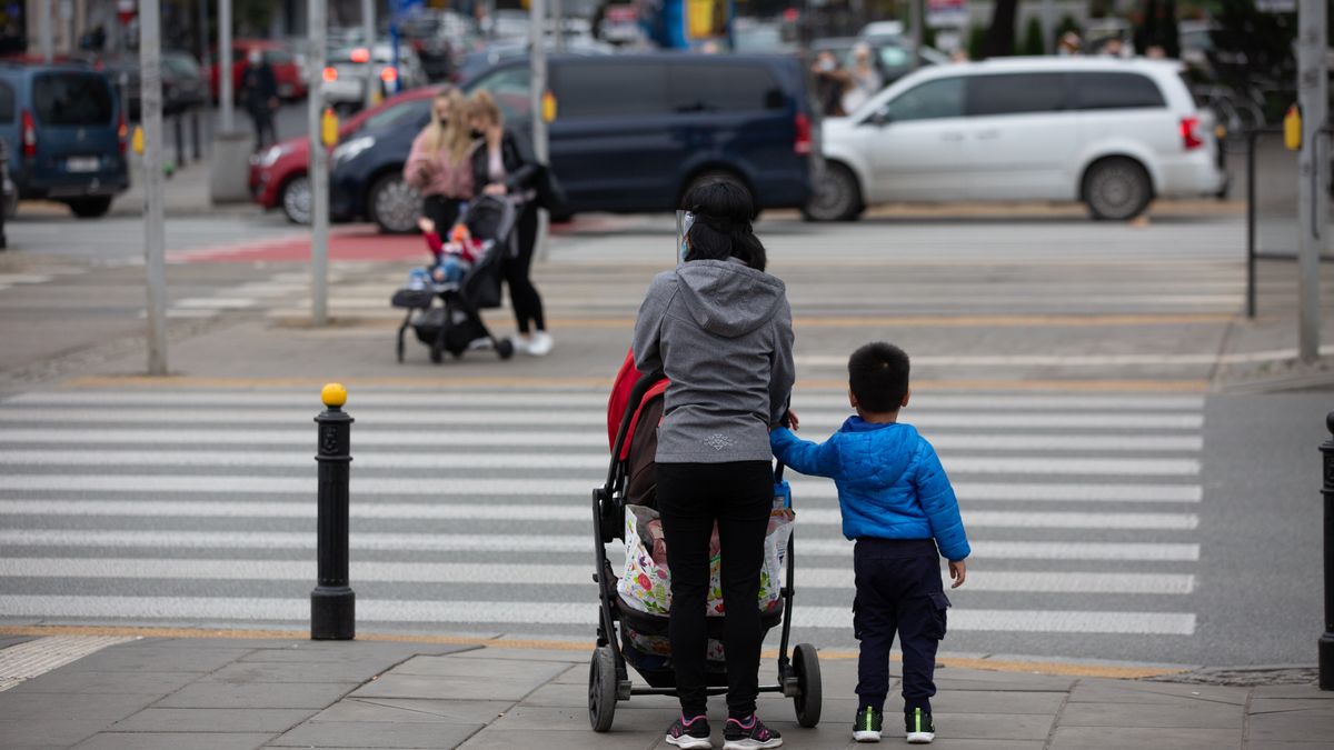 Na zdjęciu ludzie na ulicy