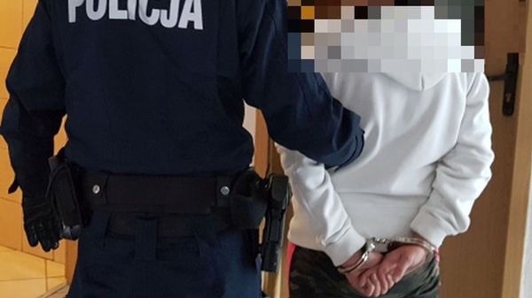 Czterolatek w pieluszce błąkał się po ulicy. Rodzice byli pijani